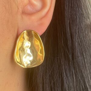 Gold modern earring , effortlessly elegant post earring